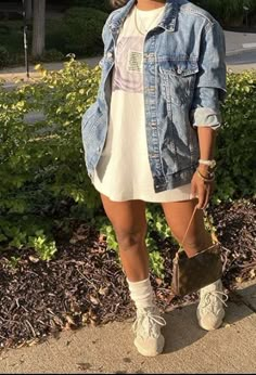 T Shirt Dress And Heels, Theme Park Outfits Baddie, She In Summer Outfits, Shirts That Tie In The Back, Cute Birthday Outfits For Fall, Simple Club Outfits Baddie, California Baddie Outfits, Casual Date Night Outfit No Heels, Sierra Gates Outfits