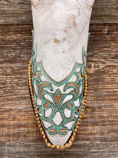 DESCRIPTION ﻿Did someone say wedding day boots? The Ivy is the perfect pair of boots to help you get down that aisle to your future hubby! What's better is they are the gift that keeps on giving and can be worn as a dress boot for many events to come. What's not to love? Color White/Turquoise Heel 2" Cowboy Height 12.5" Outsole Leather SKU 81961-50 Toe Snipped Toe Vamp Full Grain Leather Groomsmen Attire Western Wedding, Western Boots Wedding, Western Wedding Shoes, Wedding Cowgirl Boots, Western Wedding Boots, Rodeo Ideas, Turquoise Wedding Theme, Bride Boots, Clothe Styles