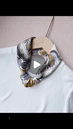 Radoslav Wigon on Instagram: "#fyp, #foryou, #viral, #foryoupage, #trending, #fashiontiktok, #fashioninspo, #fashiontok, #fashionhacks, #fashionweek" Twilly Hermes Scarf, How To Tie Twilly, How To Put Scarf On Neck, Neck Scarf Tying Tutorials, How To Tie Neck Scarf, Scarf Ties Ideas, Silk Scarf Tying Tutorials, Neck Scarf Styles, Bandana Around Neck