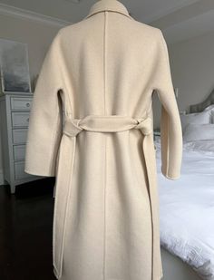 Coat Belt Hacks, Tying Coat Belt Back, Tie Coat Outfit, How To Tie A Trench Coat Belt In The Back, Tying Coat Belt, Tie Coat Belt Back, How To Tie A Trench Coat In The Back, Trench Coat Tie Belts, Coat Belt Ideas