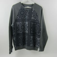 Description: Men's Sweater Paisley Bandana Print Crewneck L/S Pullover Gray White Size S Measurements:  Length (top to bottom):  27"  Width (armpit to armpit / side to side):  21" Note: Measurements are rounded to the nearest inch and are provided as an approximation of size. Thank you for shopping with us and please follow our store so you can receive updates on our new items and promotions.  All orders are processed same day or next day so your item is received fast! We appreciate your busines Patterned Cotton Crew Neck Sweater, Casual Bandana Print Patterned Tops, Casual Patterned Top With Bandana Print, Paisley Bandana, Side To Side, Bandana Print, Men's Sweater, Gray White, New Items