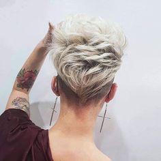 Pinks Hairstyles Singer 2023, Funky Short Hair, Long Gowns, Short Hairstyles For Thick Hair, Edgy Short Hair, Funky Hairstyles, Fringe Hairstyles