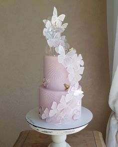 Торт с бабочками Elegant Butterfly Cake, 2 Tier Butterfly Cake, Butterfly Cake Ideas, Cake With Butterflies, Butterfly Theme Cake, Butterfly Wedding Cake, Butterfly Cake Decorations, Twin Birthday Cakes, 15th Birthday Cakes