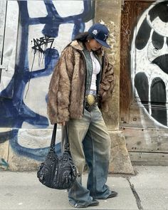 Kati Core, Streetwear Moodboard, Fur Jacket Outfit, Jeans Outfit Winter, Winter Streetwear, Nyc Street Style, Skandinavian Fashion, Street Style Trends