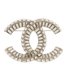 This is an authentic CHANEL Baguette Crystal CC Brooch in Silver. This elegant silver brooch features a Chanel CC logo trimmed with crystals. Cc Brooch, Elegant Brooch, Oversized Bag, Dior Jewelry, Versace Bags, Logo Line, Silver Brooch, Wallet Fashion, Cc Logo