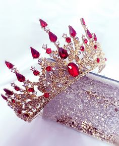 Bridgerton Crown, Crowns For Quinceanera, Red Quinceanera Theme, Red Quince Theme, Quince Crowns, Quince Crown, Red And Gold Quince, Royalty Crown