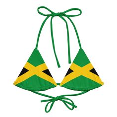 Nous jouons. Adoptez les couleurs du drapeau de la Jamaïque vert, noir et or avec ce haut de bikini à cordes rembourrées recyclé et respectueux de l'environnement pour votre prochaine course à la plage, à la piscine ou à votre fête. Le haut est fabriqué à partir de polyester recyclé doux, avec UPF 50+ et des bretelles polyvalentes et extensibles prêtes à être coiffées. Le dessus est double couche et est livré avec un rembourrage amovible supplémentaire pour plus de confort. Achetez-en un aujourd Green T-back Swimwear For Beach, Green Stretch Festival Swimwear, Green Tropical Swimwear For Festival, Green Tropical Swimwear For Sports, Green Swimwear For Water Sports And Beach Season, Green Stretchable Swimwear For Vacation, Green Fitted Swimwear For Festivals, Green Stretch Swimwear For Vacation, Green Swimwear For Water Sports