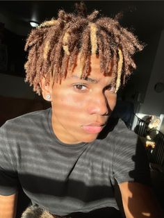 Bleach Dreads Men, Brown And Blonde Dreads Men, Loc For Men, Blond Dreads Men, Middle Part Dreads Men, Brown Dreads Men, Honey Brown Locs Men, Blonde And Brown Dreads, Free Form Dreads Men