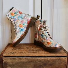 Grunge Perfection! Gently Used, Original 1990's Dr. Marten's Floral Print Lace Up Boots. Us Women's Size 7. Light Scuffing, But Mostly Intact. Floral Dr Martens, Boots White, Lace Up Boots, Vintage Floral, Shoe Laces, Pink White, Rubber Sole, Floral Print, Floral Prints