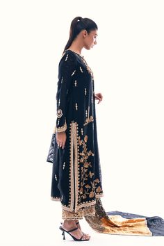 Khirad – Sania Maskatiya International Kamdani Work, Sania Maskatiya, Net Shirt, Boutique Dress Designs, Keyhole Neckline, Boutique Dress, Silk Dupatta, Cut Work, Raw Silk