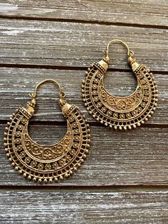 Stunning Tribal Hoop Earrings, a perfect blend of contemporary fashion and ethnic charm. Handcrafted with precision and passion, these earrings are designed to make a statement. 🌟 Key Features: - Unique tribal-inspired design - Handcrafted with sturdy high quality brass for durability  - Versatile, ideal for casual or dressy occasions - Skillfully crafted for a touch of authenticity ✨ Product Details: Embrace the allure of tribal aesthetics with these hoop earrings. Their distinctive design captures the essence of tradition and modernity, making them a must-have accessory for your collection. 🎁 Perfect Gift: Whether treating yourself or surprising a loved one, these tribal hoop earrings make a thoughtful and stylish gift. Perfect for birthdays, celebrations, or just because. ⚡️ Keywords: Indian Hoop Earrings, Earrings Indian Traditional, Indian Brass, Boho Mode, Boho Chic Earrings, Earrings Indian, Traditional Earrings, Ethnic Style, Brass Jewelry