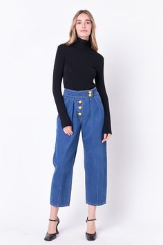 Utilizamos el denim más fino para crear estos pantalones. A medida que usas los pantalones cada vez más, el denim se vuelve más suave de lo que ya es. Estos pantalones de mezclilla cuentan con hermosos botones dorados tejidos y elegantes pliegues que añaden profundidad a los pantalones. Los bolsillos delanteros están acabados con un forro suave y la silueta de cintura alta es perfecta para combinar con una chaqueta corta de tweed.







 Mezclilla

 Talle alto

 Bragueta de botones

 Pretina con cierres de botones descentrados.

 Detalle plisado delantero

 Bolsillos diagonales forrados

 Bolsillos traseros decorativos con cierre de solapa y botón.

 Botones dorados con diseño tejido.

 Recortado

 dobladillo cónico

 Ajuste holgado

 Lavado de manos en frio

 No usa blanqueador

 No sec Elegant Straight Leg Jeans With Button Closure, Elegant Dark Wash Denim Bottoms, Elegant Medium Wash Denim Bottoms, Classic Dark Wash Bottoms With Buttons, Elegant Tapered Leg Denim Jeans, Denim Cropped Leg Bottoms With Buttons, Denim Bottoms With Buttons And Cropped Leg, Cropped Leg Denim Bottoms With Buttons, Classic Denim Blue Bottoms With Buttons