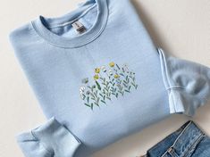 Boho Floral Unisex Embroidered Sweatshirt, Plant Women's Minimalist Flower Sweater Graphic Crewneck Sweatshirt Outfit, Sweatshirt Designs Ideas, Embroidery Designs Sweatshirt, Embroidery Calendar, Wildflower Sweatshirt, Embroidered Halloween, Spring Sweatshirt, Advanced Embroidery, Minimalist Flower