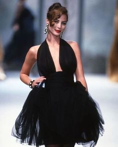 90s Fashion Aesthetic, Models 90s, Mode Editorials, Glitter Fashion, Chanel Runway, Original Supermodels, Chanel Couture, 1990s Fashion