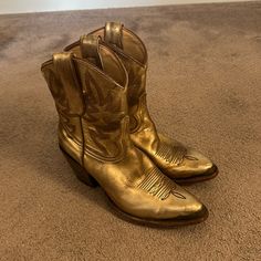 Size 8 Barely Worn Gold Ankle Boots For Fall, Gold Leather Boots With Reinforced Heel, Gold Leather Western Boots, Gold Leather Boots With Almond Toe, Gold Almond Toe Leather Boots, Gold Boots With Reinforced Heel And Round Toe, Gold Ankle-high Boots With Reinforced Heel, Gold Leather Ankle Heeled Boots, Gold Ankle Leather Heeled Boots