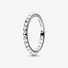 It's 90s and chill in sterling silver with the Pandora ME Pyramids Ring. This ring is punctuated by pyramid studs with clear cubic zirconia stones set between them. A grooved line along the edges of the ring adds a subtle, sleek design detail. Edgy yet elegant, this effortlessly cool piece will become a go-to option that works with everything, inspiring you to customise a fresh look every day. - Pandora ME Pyramids Ring - Sterling silver / Cubic Zirconia / Clear - Sz. 7 Pandora Me, Mesh Bracelet, Bracelets And Charms, Stackable Rings, Stacking Rings, Stone Settings, Ring Set, Chain Bracelet, Sleek Design