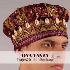 "OYA YANSA/Gorro para Oya/Gorro de satín brocado \"Rhinestones\", con apliques de cristal, piedras decorativas y caracoles, adornado con ondulina de fantasía y adornos con cintas bordadas y soutache.  Los gorros son ajustables para varias tallas. Utilizamos materiales de primera calidad. En esta tienda solo mostramos una parte de nuestro trabajo. Brindamos una atención personalizada y exclusiva. Llámanos, hablamos inglés y español, te atenderemos encantados y crearemos para ti un producto único. Traditional Party Headpieces With Bead Caps, Traditional Beaded Headpieces For Festive Occasions, Traditional Embroidered Wedding Headpiece, Traditional Gold Turban, Yoruba Beaded Crown, Turbans, Hair Accessories Headbands, Hair Accessories, Black