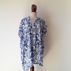 ⚡️Free shipping when you spend 100€⚡️ ⚡️Vintage semi-transparent floral and birds print tunic, loose fitted kimono. ⚡️In excellent condition. ⚡️Fits best- one size. ⚡️Labeled size- S-M. ⚡️Measurements: - Length: 34,6 inch // 88 cm. - Armpit to armpit, flat taken: 27,6 inch // 70 cm. ⚡️All items come from a smoke free home. ⚡️Please write me your phone number, Your number will be used only for delivery. Summer Floral Print Blouse With Kimono Sleeves, Vacation Tops With Floral Print And Kimono Sleeves, Summer Blouse With Floral Print And Kimono Sleeves, Oversized Floral Print Summer Blouse, Oversized Summer Blouse With Floral Print, Floral Print Kimono Sleeve Tops For Vacation, Floral Print Top With Kimono Sleeves For Vacation, Summer Tops With Kimono Sleeves For Daywear, Floral Print Blouse With Kimono Sleeves For Summer