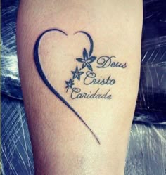 a heart tattoo with the words deus cristoa candide on it