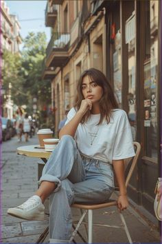 In this article, we are going to recommend ten very different outfits for exactly these occasions, which represent the essence of the unique magic of Barcelona. Female Artist Outfit, Outfits For Barcelona, Modern Poses, Photoshoot In Nature, Casual Photoshoot, Outfit Photography, Dark Dress, Female Artist