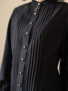 A pleated blouse that looks like an aristocratic lady from medieval Europe. It has a pleated chest and a removable cravat decorated with a cross. The cuffs are long and the waist is tapered. For a young lady with a noble atmosphere. 
 
 

 

 
 
 Color 
 
 Black 
 White 
 Red 
 Light brown 
 
 
 Size 
 
 
 S size 
 
 Length: 63-68cm 
 Shoulder width: 36cm 
 Bust: 86cm 
 Waist: 70cm 
 Sleeve length: 60cm 
 
 M size 
 
 Length: 64-69cm 
 Shoulder width: 37.5cm 
 Bust: 92cm 
 Waist: 76cm 
 Sleeve l Pleated Blouse, Black White Red, Light Red, Black Blouse, Light Brown, Black Color, Sleeve Length, Black And White, White