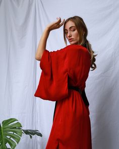 Kimono de satén rojo con cuello y forro de satén negro. Viene con un cinturón negro desmontable. En su espalda está bordada una serpiente. Satin Kimono, A Snake, Red Satin, Kimonos, Black Belt, Black Satin, A Black, Satin, Collar