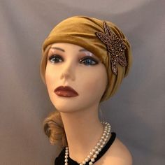 ♥ Six Feathers Studio♥ Beautiful yellow gold soft velvet adjustable 20s inspired turban headpiece with appliqué detail. Make a statement with this beautiful headpiece that has that show stopping style! Great for any event! I also offer long pearl necklaces and handmade flapper headbands as well. Take a little browse through in my store! :) I ship both US and International. This unique item is being sold as is with no returns and no exchanges so look at the pictures and ask questions before you b 1920s Headdress, Gatsby Fashion, 1920 Style, Flapper Accessories, Art Deco Accessories, 1920s Headpiece, Gatsby Hat, 1920's Style, Great Gatsby Fashion