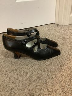 This nice pair of 90s Kenneth Cole New York black leather granny strappy Edwardian Witchy Victorian pump heel shoes comes to you in a size 7. But pls check your measurements so you can ensure proper fit. Every designer sizes differently. Formal Retro Mary Janes With Ankle Strap, Retro Pointed Toe Mary Janes For Formal Occasions, Retro Formal Mary Janes With Closed Toe, Formal Retro Closed Toe Mary Janes, Retro Closed Toe Court Shoes With Padded Heel, Vintage Black Mary Janes For Formal Occasions, Retro Pointed Toe Mary Janes For Party, Vintage Mary Janes With Ankle And Heel Straps, Vintage Ankle Strap Mary Janes For Formal Occasions