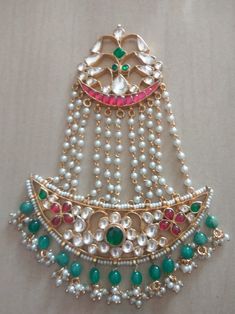 *It's Handmade Kundan Jhoomer/)Passa Mangtikka for Indian and Pakistani Brides. *It's made from Silver n Copper with White/pink Kundan Stones Settings with green n pearl hangings and 22k gold Plating as shown in picture. *Our all jewelry is made from semiprecious stones and beads. *WARRANTY: ITS GENUINE HANDMADE JEWELRY AND WE ARE GIVING LONG LIFE WARRANTY FOR OUR ALL ITEMS. All of our Kundan Jewelry is 100% handmade with ancient Kundan stone setting method using silver foils. It is one of the m Side Tikka, Indian Head Jewelry, Nude Jewelry, Desi Jewellery, Pakistani Brides, Making Jewelry For Beginners, Tikka Jewelry, Matha Patti, Indian Pink