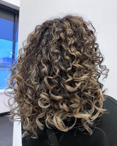 Low Light Curly Hair, Icy Blonde Highlights Curly Hair, Curly Hair With Chunky Highlights, Short Curly Hair Color Ideas Highlights, Chunky Blonde Highlights Curly Hair, Chunky Highlights On Curly Hair, Ash Blonde Highlights Curly Hair, Blonde Highlights On Dark Hair Curly, Chunky Highlights Curly Hair