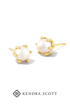 A must-have in your earring collection, meet the Ashton Gold Pearl Stud Earrings. Pair these minimal, elegant studs with your favorite hoops for a trend-forward stack or add a row of pearls to your neckline for a more timeless look. Earrings Kendra Scott, Vanilla Girl, Euro Summer, Kendra Scott Earrings, Earring Collection, Pretty Jewelry, Fancy Jewelry, Pearl Stud Earrings, Earrings Collection