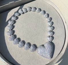 Presentamos la exquisita cadena de corazones: ¡una brillante leyenda en joyería!

¿Buscas el regalo perfecto para ella? Nuestra cadena de corazón helada adornada con circonitas en forma de corazón es una verdadera joya, ¡y no es de extrañar que esté ganando inmensa popularidad! ¡Ideal para cumpleaños, Navidad, Día de San Valentín, Día de la Madre y cualquier ocasión especial que se te ocurra!

Experimente el glamour: Elija entre 3 impresionantes colores: dorado, oro blanco y rosa Oro

Elaborado con materiales de oro, oro blanco y oro rosa de alta calidad, este collar cuenta con una elegancia y durabilidad incomparables.

Ajuste perfecto para cada cuello: Disponible en tres tamaños: 16 pulgadas, 18 pulgadas y 20 pulgadas, lo que garantiza que encontrará el que mejor se adapte a sus necesida Icy Chain, Bubble Heart, Crystal Anklet, Heart Chain, Pink Jewelry, Chains Necklaces, Butterfly Jewelry, Jewelry Show, Lovely Necklace