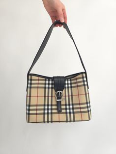 Excellent, well-preserved vintage handbag by Burberry with the typical check pattern in beige, black, white and red, black strap, leather closure and a stamped silver-colored buckle. It is classic, beautiful and very stylish. Inside is the leather Burberry branding. It is in good condition and only minimal signs of wear are visible. Due to the high number of returns and for the sake of the environment, I would like to urge you to pay close attention to the description and dimensions of the item. Burberry Vintage, Vintage Handbag, Vintage Burberry, Black White Red, Vintage Handbags, Check Pattern, Burberry Bag, Sake, Old School