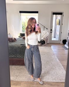 Confused by Barrel Jeans? Here's How To Master The Trend (AND 25+ Stylish Barrel Jean Outfit Ideas) - my fashion life Barrel Jean Outfit Ideas, Barrel Leg Pants Outfit, Barrel Jeans Outfit Fall, How To Style Barrel Jeans