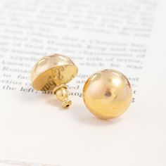 As chic now as they have always been! These 18kt button earrings are, well, as cute as a button! The perfect little *bloop* to any outfit - especially if you are trying to channel the vibe of the 80s! 18kt yellow gold Measures 16mm in diameter Modern Mens Rings, Art Jewelry Earrings, Printable Ring Sizer, All Band, Cute As A Button, Antique Watches, Button Earrings, Antique Engagement, Mens Band