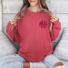 Subscribe and save! Grab your exclusive discount when you join our mailing list! Copy and paste this link into your browser: https://bit.ly/chaseandsunsetsco Stay cozy and stylish with our monogrammed Comfort Color Sweatshirt, available in 6 monochromatic colors. Made from premium soft cotton, this sweatshirt promises ultimate comfort and durability. Perfect for casual outings or lounging at home, it's a versatile addition to any wardrobe. PRODUCT INFORMATION: - 80% cotton/20% polyester blend - Initial Sweatshirt, Sweat Rouge, Monogram Sweater, Monogram Pullover, Small Country Homes, Monogram Sweatshirt, Comfort Colors Sweatshirt, Comfort Color, Bridal Party