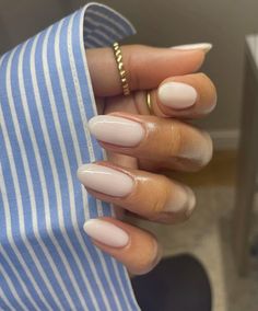 Hailey Bieber Neutral Nails, Chic Natural Nails, Neutral Coloured Nails, Natural Nail Colours Shades, Pretty Neutral Nails Classy, Oval Beige Nails, Neutral Nail Ideas Classy, Classy Nails Dip Powder, Nail Ideas Clean Girl