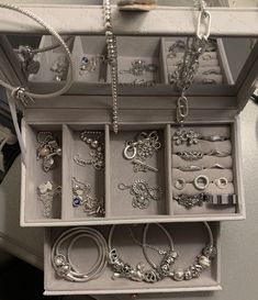 Silver Jewelry Collection, Silver Girly Jewelry, Prata Aesthetic, Style Artist, Bracelets And Necklaces, Classy Jewelry