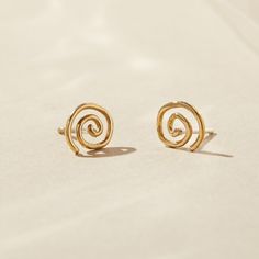 Gold Spiral Stud Earrings Silver Swirl Post Earrings - Etsy Second Stud, Attractive Energy, Artistic Earrings, Circle Stud Earrings, Stud Earrings Silver, Art Ancien, Bold Earrings, Jewelry Dainty, Solid Gold Earrings