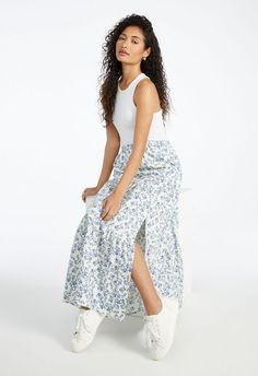 Blue Floral Skirt Outfit, Maxi Skirts Outfit, Skirt Outfits Winter, Floral Maxi Skirt Outfit, Floral Maxi Skirts, Floral Skirt Outfit, Winter Maxi Skirt Outfit, Floral Skirt Outfits, Blue Floral Skirt