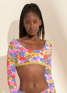 The Benny long sleeved crop top will take the shine of our Serenity print to the next level. With a contrast color detail, beaded ties, and 4 ways to wear it, this reversible low-impact rashguard crop top gives you 4 looks in one! Model Size and Measurement:Barbara is wearing a size SMALL - Height: 5'7 (173 cm) - Bust: 31.5" (80 cm) - Waist: 25" (63 cm) - Hips: 35" (90 cm) Garment Features:Top, panty not includedThis is a REVERSIBLE piece, turn it inside out for another lookScoop neck.Moderate c