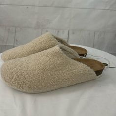 Universal Thread Bev Faux Sherpa Slippers Cork Look Footbed. Size 11 New With Tags, One Slipper Has A Scuff From Storage On The Inside Heel. Casual Soft Faux Fur Slippers, Casual Faux Fur Slippers With Plush Lining, Faux Fur Slippers With Round Toe For Fall, Comfortable Cream Synthetic Slippers, Casual Faux Fur Slip-on Slippers, Brown Faux Fur Casual Slippers, Brown Casual Faux Fur Slippers, Casual Faux Fur Lined Slippers, Casual Brown Faux Fur Slippers