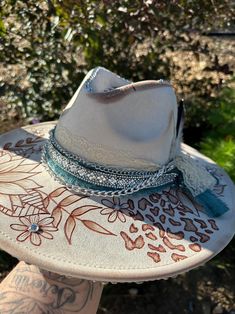 CUSTOM HAND BURNED W/ Bling Wide Brim Hat Branded Hat Flowers and Leaves Burned Hat Western Hat - Etsy Burning Hats, Hat Western, Cowboy Wedding, Hand Burn, Felt Hats, Western Hat, Boho Beauty, Western Hats, Flower Hats