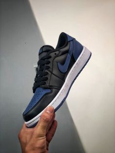 Air Jordan 1 Low OG Black/Mystic Navy/White CZ0790-041 Walk the talk and make a statement with our top-quality Sneakers. Shop now and step up your shoe game! Please carefully choosing the size number according the size chart as we CAN NOT offer return or refund if you choose a wrong size.The product need 3-5 business days to check the quality before shipping.Our High Quality Shoes models are various, please contact to our support to ask for the model you need.Because each device displays a different color. Therefore, the actual color of the item may not be 100% the same as [...]