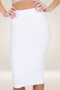 You ladies are in for a treat with this gorgeous High Waisted White Pencil Skirt! This midi skirt is not only chic but also super versatile. Dress it up, dress it down, you name it – it's got you covered. I can already see all the fabulous outfits you're gonna put together with this one! Are you a fan of pencil skirts? If so, you're going to absolutely adore this one. It's not just a white skirt, but a flattering pencil cut that accentuates your curves perfectly. Trust me, you'll be turning head Open Back Gown, White Pencil Skirt, Bodycon Pencil Skirt, Fabulous Outfits, Pencil Skirt White, Party Kleidung, White Pencil, Mini Robes, Maxi Robes