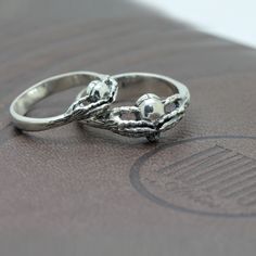 Blinder Tod, Skelett Claddagh, Liebe zum Tod, Verlobungsring mit Totenkopf aus Sterlingsilber

 ◆ Liebt einander in eurem Leben so stark ihr könnt, bis der Tod blind ist. Ein wunderschöner Unisex-Ring mit Skeletthänden an den Seiten, die den Schädel halten und seine Augen bedecken.

 ◆ Merkmale:




 Artikelnummer: 924460cg

 Sammlung: LIEBE ZUM TOD



 Stil – Verlobungsring, Pinky-Ring;




 Brandneuer Ring aus Sterlingsilber 925. Nicht plattiert!, 100 % massives Silbermetall!

 Ca. Gewicht de Couple Rings Unique, Indigo Jewelry, Measure Ring Size, S Ring, Rings Unique, Skeleton Skull, A Skeleton, Love Each Other, Unisex Ring