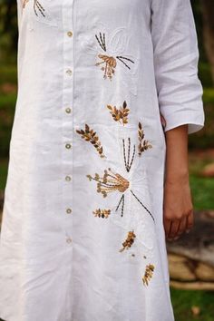 White tunic with tonal and contrasting floral embroidered pattern. - Aza Fashions Spring Linen Tunic With Embroidery, Elegant Straight Kurta Tunic With Floral Embroidery, White Linen Kurta With Resham Embroidery, Long Sleeve Cotton Dress With Embroidery, Summer Straight Kurta With Embroidered Hem, Elegant Summer Straight Kurta Tunic, Elegant Straight Kurta Tunic For Summer, Elegant Resham Embroidery Tunic For Spring, Elegant White Tunic With Floral Embroidery