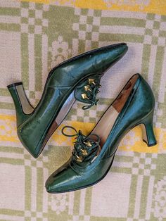 1960s Dark Green Leather Lace-up Loafer Heels w/ Gold Heart Hardware Details / Women's 7 or 7.5 Narrow Vintage Lace-up Heels For Office, Vintage Lace-up Office Heels, Vintage Heels For Office In Fall, Vintage Lace-up Fall Heels, Vintage Fitted Pointed Toe Heels, Fitted Vintage Heels With Pointed Toe, Vintage Closed Toe Heels For Fall, Vintage Almond Toe Heels For Fall, Fall Vintage Closed Toe Heels