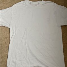 White Size Large Never Worn Basic White T-shirt For Everyday, Simple White Tops With Graphic Print, White Graphic Tee With Crew Neck, White Plain T-shirt For Streetwear, Basic White Plain Shirt, Basic White Cotton Shirt, Plain White Cotton Tops, White Relaxed Fit Plain Shirt, White Plain Cotton Tops