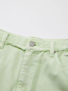 Détails:

 Short en jean Milkshake à l'avocat
 Type de pantalon trapèze taille haute
 Étiquette en silicone URLOVED sur la ceinture
 Taille et coutures latérales coupées à cru 

 

Matériaux et entretien :

 Coton 100%

 Lavage à la main | Nettoyer à sec

 Ne pas javelliser

 

  

Taille et coupe :

 Le mannequin mesure 5'7", buste 32, taille 24, hanches 35, porte une taille S

 

Article #: JN2DP09 Green High Waist Bottoms With Five Pockets, Green Bottoms With Frayed Hem In Short Length, Trendy Green Bottoms With Frayed Hem, Trendy Green Jeans With Belt Loops, Green High-waisted Denim Bottoms, High Waist Green Denim Bottoms, Trendy Green Jeans With Frayed Hem, Spring Green Bottoms With Frayed Hem, Green Jeans With Frayed Hem For Summer